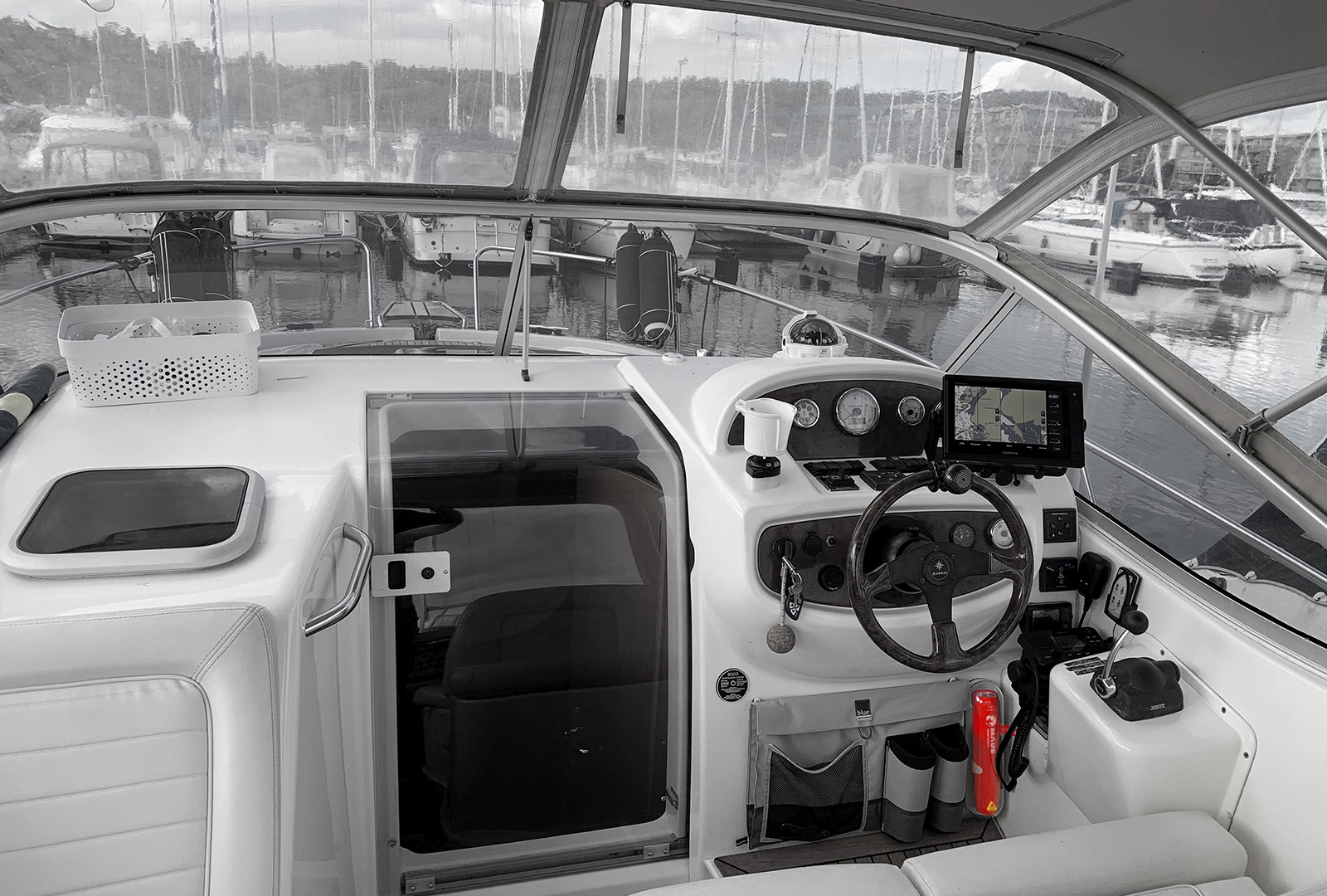 Maus-spain-espacios-barcos_0000_MAUS Xtin Klein Boat (b_w red)(1)