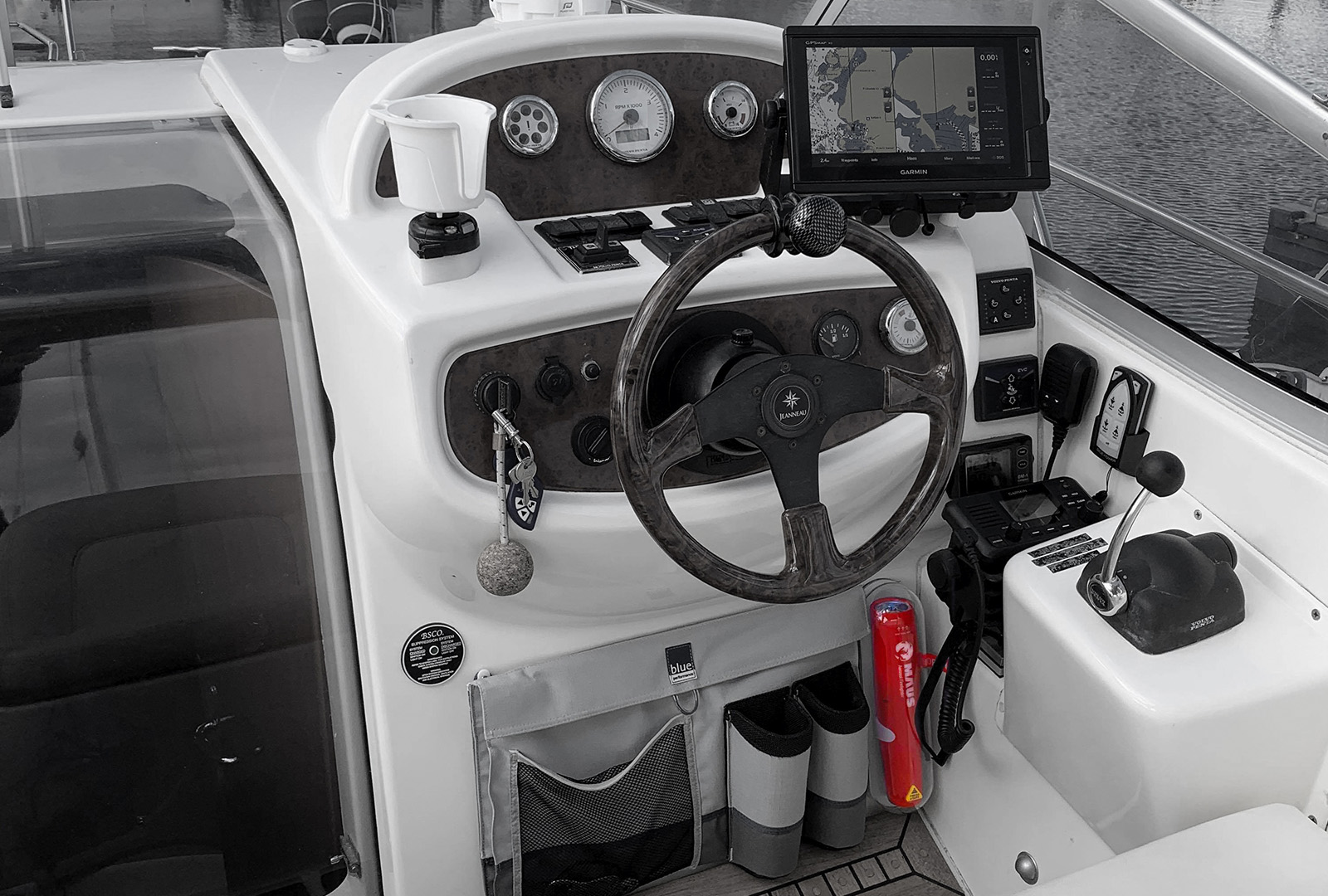 Maus-spain-espacios-barcos_0007_MAUS Xtin Klein Boat (b_w red)