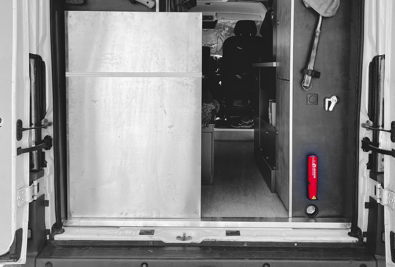 maus-caravanas-campers_0004_MAUS Xtin Klein Caravan (black_white_red)