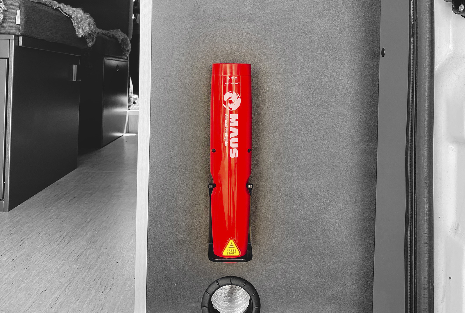 maus-caravanas-campers_0005_MAUS Xtin Klein Caravan (black_white_red)(2)