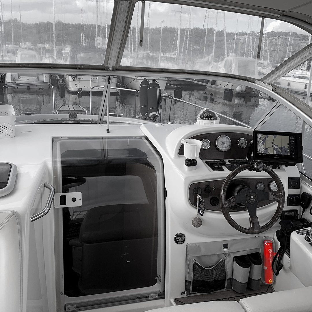 Maus-spain-espacios-barcos_0000_MAUS Xtin Klein Boat (b_w red)(1)