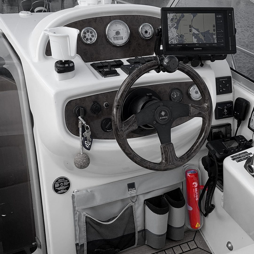 Maus-spain-espacios-barcos_0007_MAUS Xtin Klein Boat (b_w red)