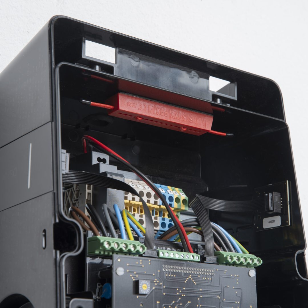 StixxPro_v1_charger_2