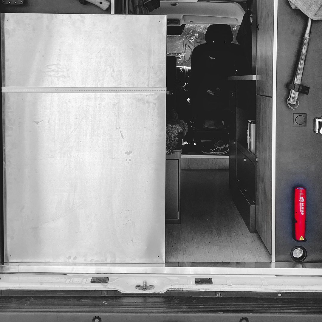 maus-caravanas-campers_0004_MAUS Xtin Klein Caravan (black_white_red)