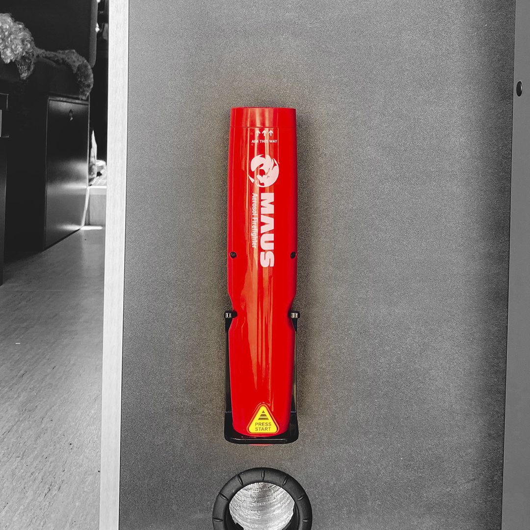 maus-caravanas-campers_0005_MAUS Xtin Klein Caravan (black_white_red)(2)